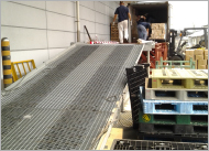 倉庫と積込作業の様子1